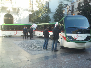 Tren turístico en la Plaza del Carmen (Granadaimedia.com)